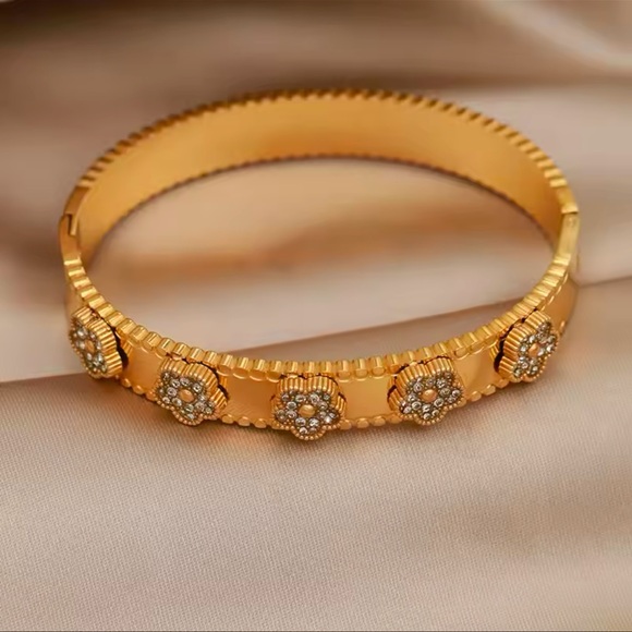 NWOT 14K Gold Plated Lucky Bracelet in Gold - Picture 3 of 6